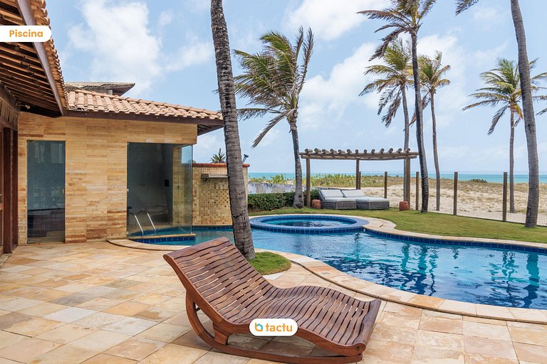 House on the beachfront of Porto das Dunas Beach Park