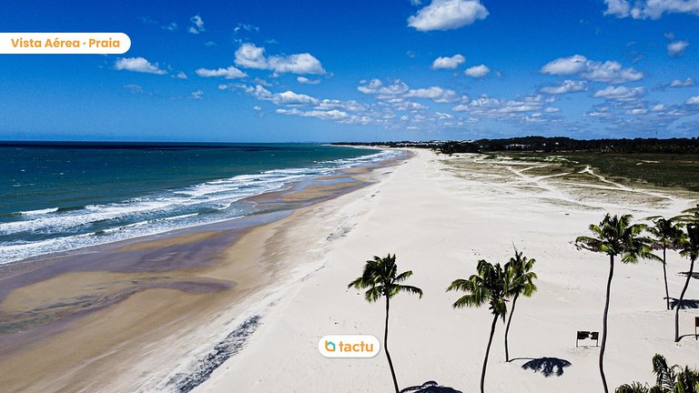Apto em condomínio com acesso exclusivo à praia