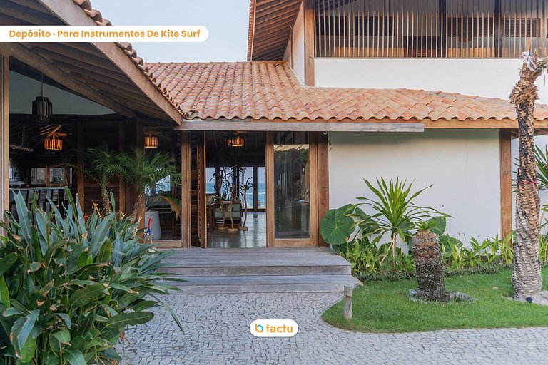 Vila Cabrinha, paraíso a beira mar por Tactu Homes