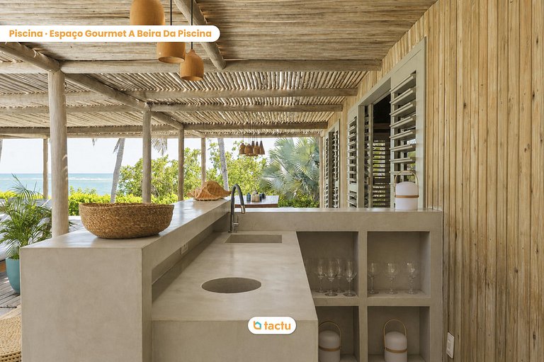 Beachfront House - Retreat for 10 People